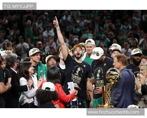 塔图姆晒现场观战绿军图集 伤病恢复期间未排除复出可能